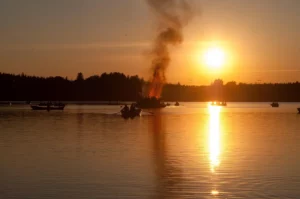 juhannusartikkelin taustakuva kokosta järvellä