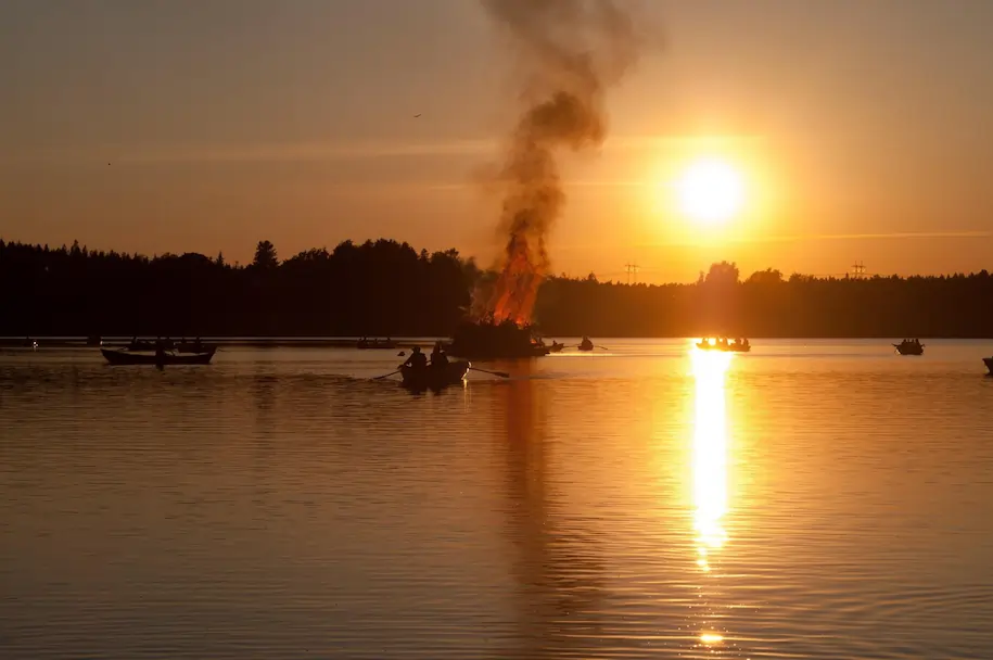 juhannusartikkelin taustakuva kokosta järvellä