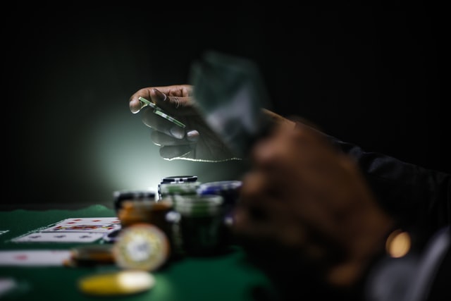 Pokeripelit käynnissä pokeripöydällä.